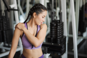 How to Prevent Pain Between Shoulder Blades During Workouts